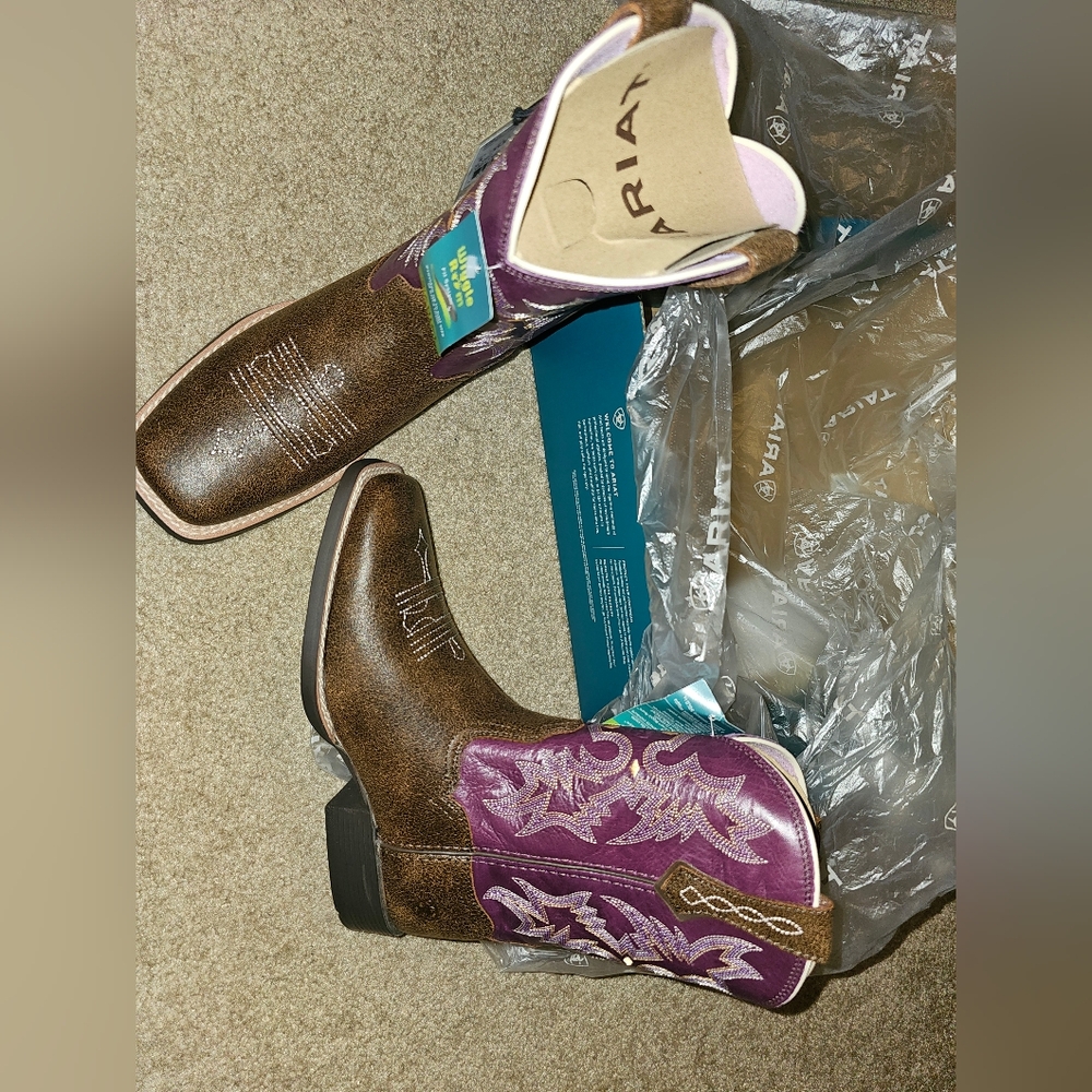 Brand new Ariat Kids Size 4 boots